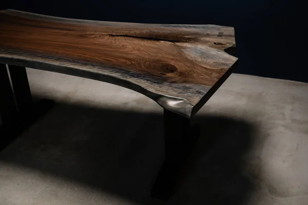 木の塊から作られた巨大な手作りのテーブルです — ストック写真