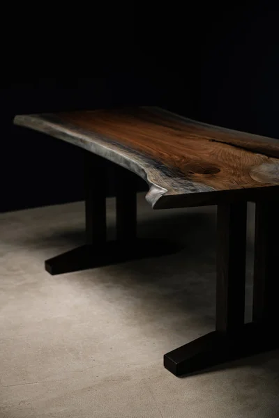 天然木を切り出す手作りの漆塗りのテーブル — ストック写真