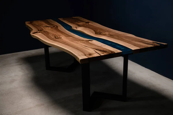端材と酸化物樹脂で作られた大きな長方形のテーブル — ストック写真