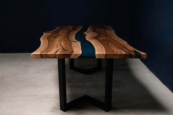 Grande Table Bois Sur Pieds Métal Époxy — Photo