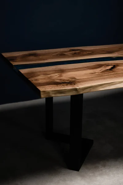 軽い天然木とエポキシ樹脂で作られた大きなテーブル — ストック写真