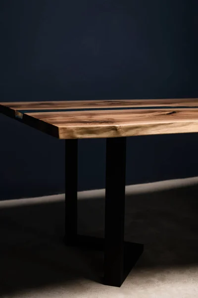 エポキシ樹脂を使用した金属製の脚部の木製テーブル — ストック写真