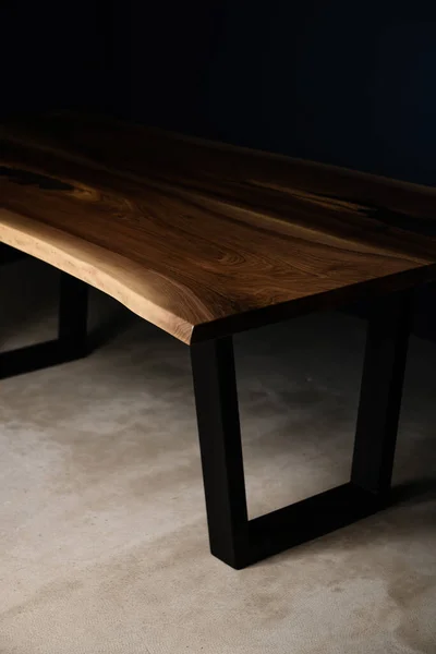 Edge Table Made Natural Wood Black Metal Leg — Stock Photo, Image
