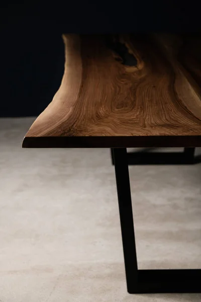 Masanın Kenarı Doğal Ahşap Siyah Metal Bacaktan Yapılmıştır — Stok fotoğraf