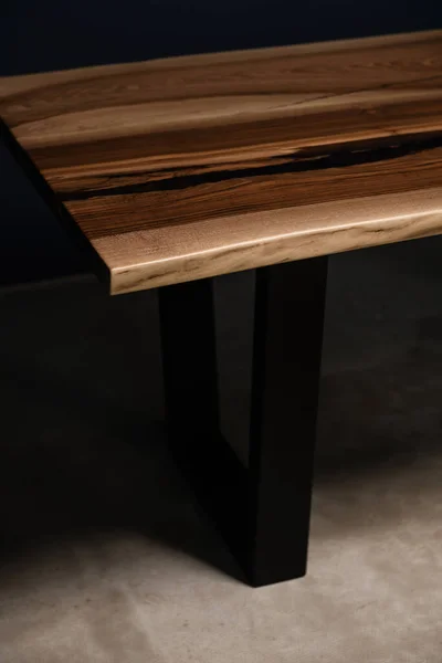 天然木と透明エポキシで作られた手作りのテーブル サイドビュー — ストック写真