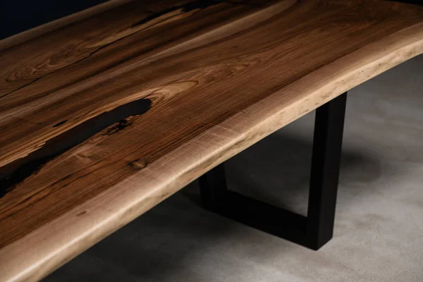 木製で透明エポキシで作られた大きなデザイナー手作りのテーブル — ストック写真