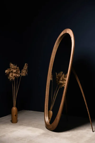Grande Espelho Oval Madeira Com Vaso Decorativo — Fotografia de Stock