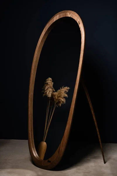 Дизайнерское Зеркало Ручной Работы Овальной Деревянной Рамке Темном Фоне — стоковое фото