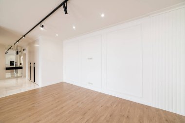 İç dizayn koridoru. Işıklı duvarları ve kırmızı duvarı olan yeni bir ev.