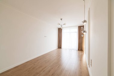 Geniş pencereli ve ahşap zeminli bir odanın parlak iç tasarımı