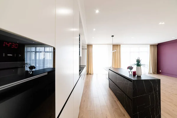 Geniş Pencereli Mobilyalı Bir Evde Yeni Bir Mutfağın Tasarımı — Stok fotoğraf