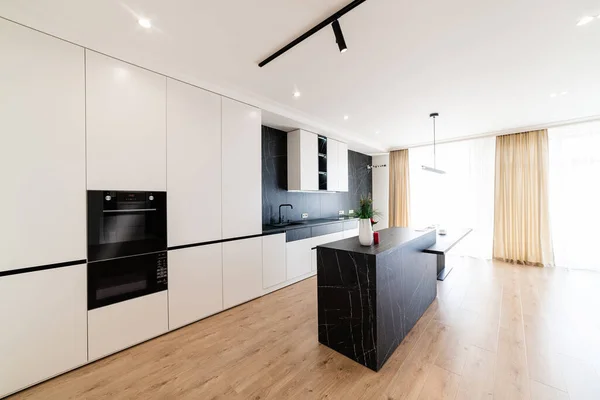 Design Interiores Uma Nova Cozinha Uma Casa Com Grandes Janelas — Fotografia de Stock