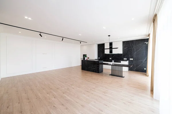Desain Interior Dari Dapur Baru Sebuah Rumah Dengan Jendela Besar — Stok Foto