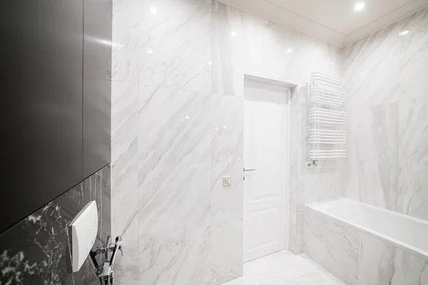 Design Interiéru Koupelny Světlými Tmavými Dlaždicemi Novém Domě — Stock fotografie