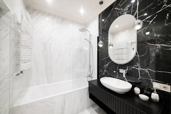 Design Interiéru Koupelny Světlými Tmavými Dlaždicemi Novém Domě — Stock fotografie