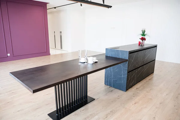 Desain Interior Dari Dapur Baru Dengan Furnitur Gelap Dan Ringan — Stok Foto