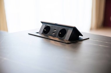 Yeni mutfakta dahili siyah priz var.