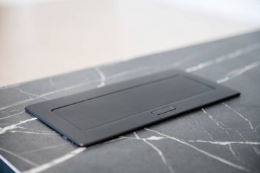 Yeni mutfakta dahili siyah priz var.