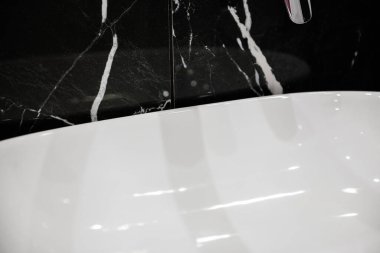 Yeni evde koyu fayanslı banyo.