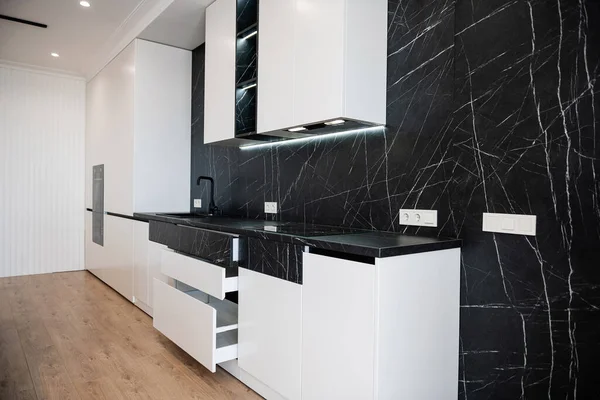 Dapur Baru Dengan Fasad Hitam Dan Putih Membuka Pintu — Stok Foto