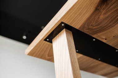 Doğal ahşap masa iç kısımda tahta bacaklar üzerinde.