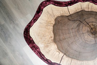 Masa doğal ahşap ve bordo epoksi reçinesinden yapılmıştır.