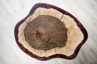 Masa doğal ahşap ve bordo epoksi reçinesinden yapılmıştır.