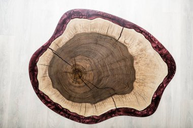 Masa doğal ahşap ve bordo epoksi reçinesinden yapılmıştır.