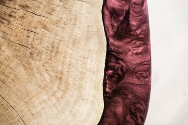 Masa doğal ahşap ve bordo epoksi reçinesinden yapılmıştır.