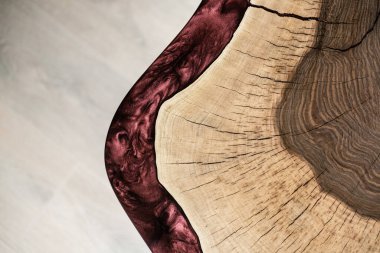 Masa doğal ahşap ve bordo epoksi reçinesinden yapılmıştır.