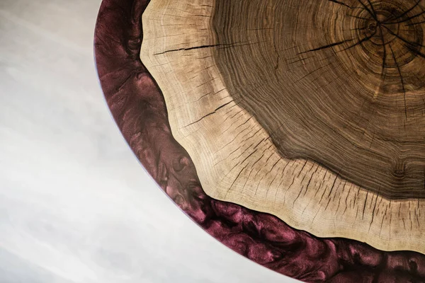 Стіл Натурального Дерева Бордової Епоксидної Смоли — стокове фото