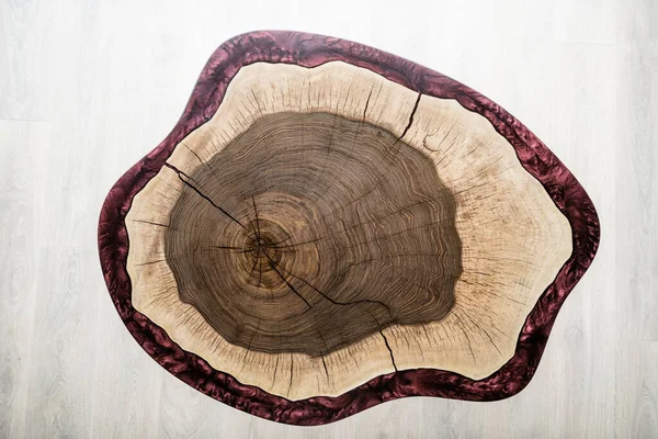 Masa doğal ahşap ve bordo epoksi reçinesinden yapılmıştır.