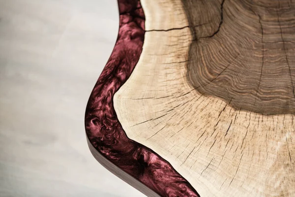 Masa doğal ahşap ve bordo epoksi reçinesinden yapılmıştır.