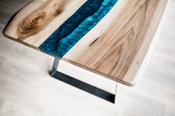天然木と青いエポキシで作られたテーブル — ストック写真