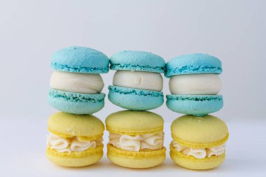 Beyaz arka planda sarı ve mavi badem kurabiyeleri.