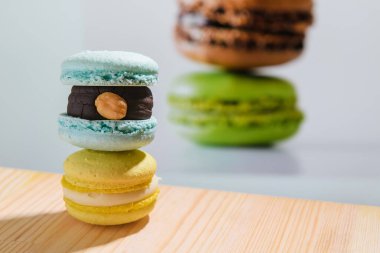 Ağaçta fındıklı sarı ve mavi makarna.