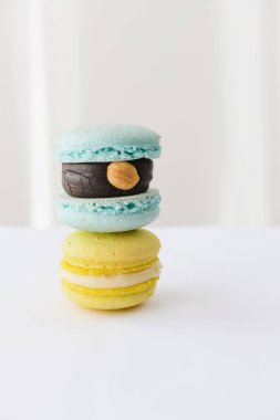 Beyaz arkaplanda sarı ve mavi badem kurabiyeleri