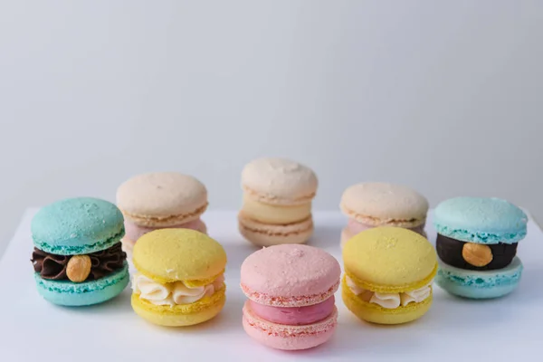 Nombreux Macarons Colorés Disposés Sur Fond Blanc Chaotiquement — Photo