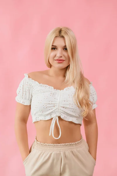 Mladá Krásná Dívka Lehkém Oblečení Bílými Vlasy Růžovém Pozadí — Stock fotografie