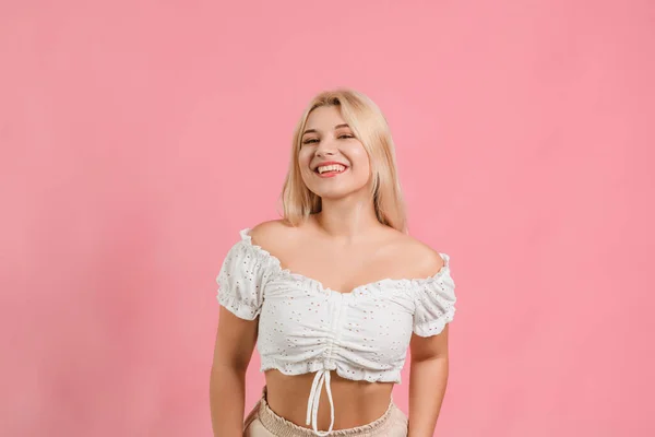 Una Chica Vestida Blanco Sobre Fondo Rosa Posa Con Diferentes — Foto de Stock