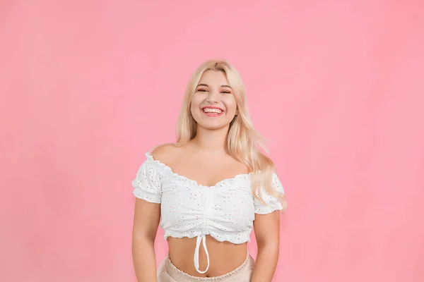 Muchacha Joven Muy Hermosa Posando Con Emociones Sobre Fondo Rosa — Foto de Stock