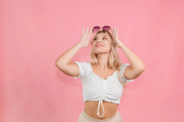 Молода Дівчина Білому Одязі Окулярах Демонструє Різні Емоції Рожевому Фоні — стокове фото