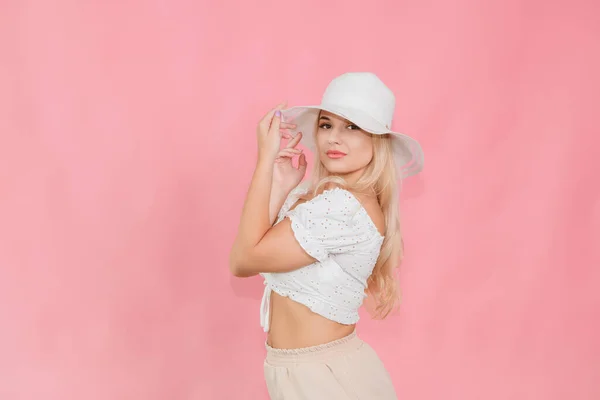 Beyaz Şapkalı Pembe Arka Planda Poz Veren Genç Kız — Stok fotoğraf
