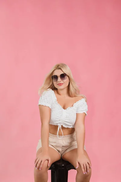 Modelo Ropa Blanca Gafas Posa Sobre Una Silla Negra Sobre —  Fotos de Stock