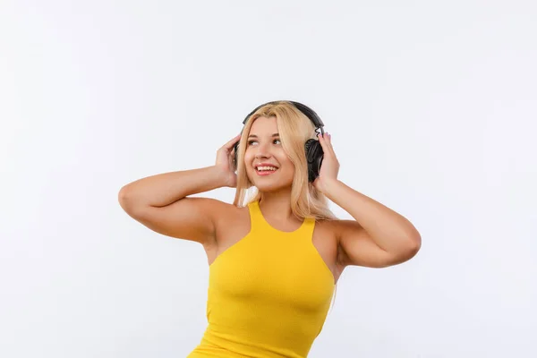 Gyönyörű Lány Fekete Fülhallgató Sárga Ruha Zenét Hallgat Fehér Háttér — Stock Fotó