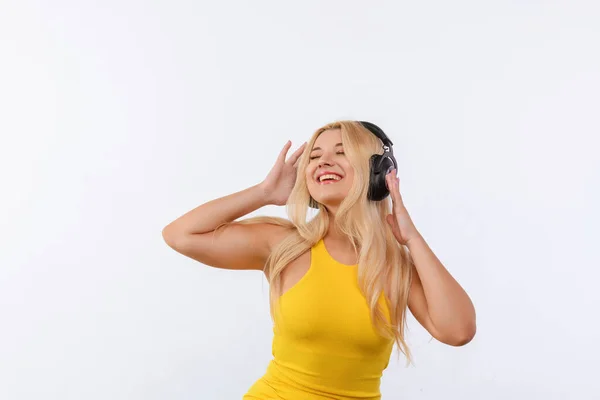 Gyönyörű Lány Fekete Fülhallgató Sárga Ruha Zenét Hallgat Fehér Háttér — Stock Fotó