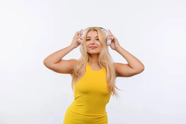 Jovem Menina Bonita Com Cabelos Brancos Vestido Amarelo Escuta Música — Fotografia de Stock