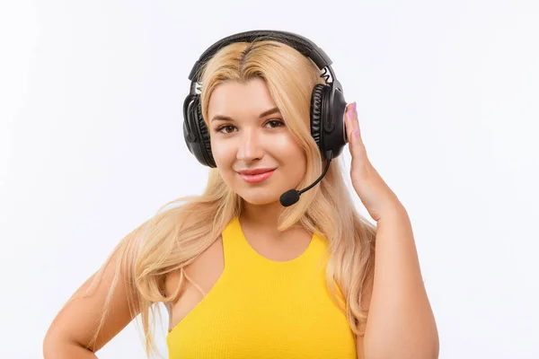 Lány Diszpécser Fülhallgatóval Mikrofonnal Fehér Alapon — Stock Fotó