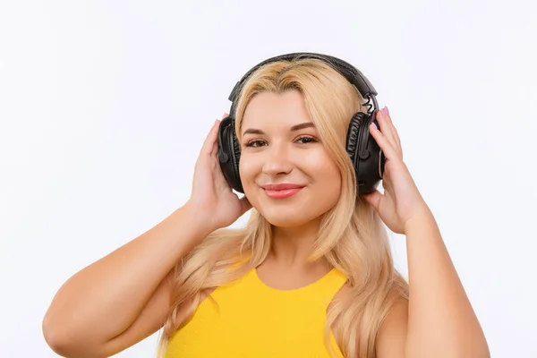 Lány Diszpécser Fülhallgatóval Mikrofonnal Fehér Alapon — Stock Fotó