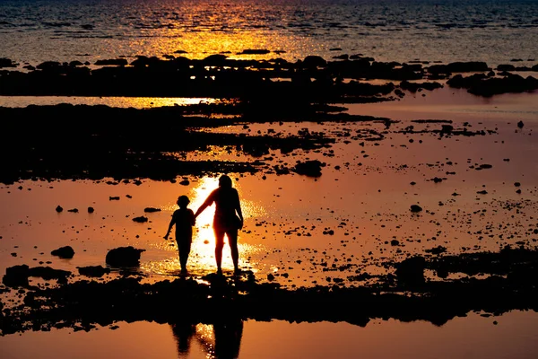 Silhouette Mother Son Walking Hand Hand Sea Sun Sets — ストック写真